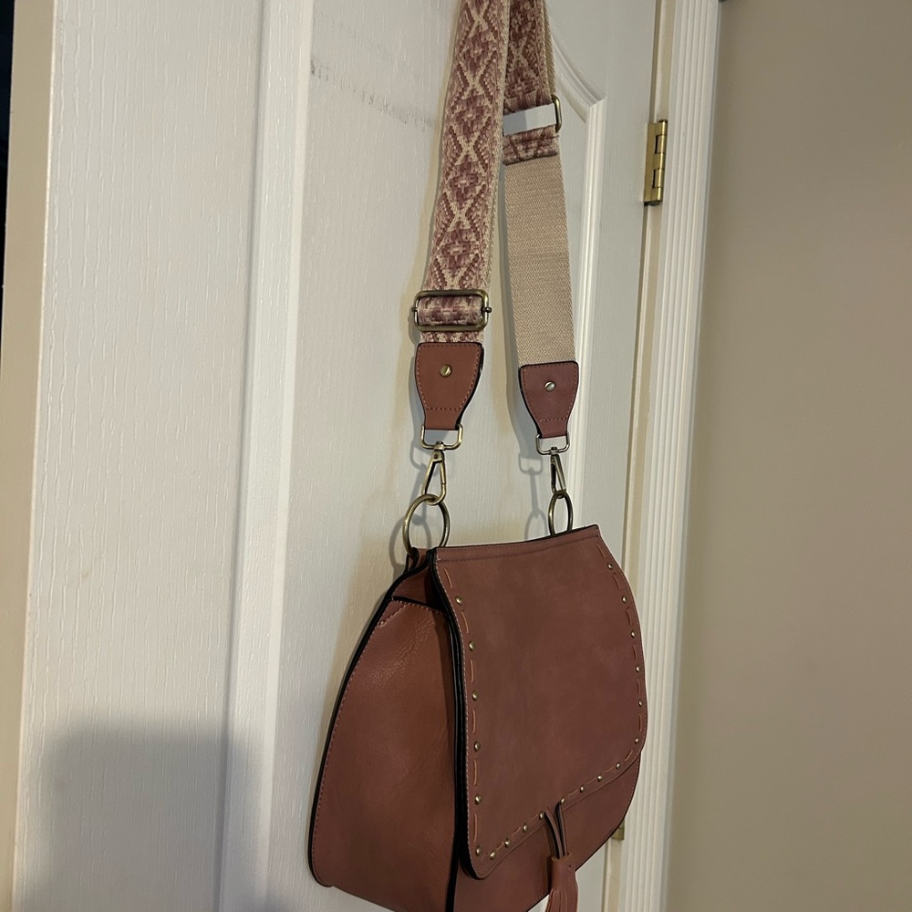 Jen & Co Boho Studded Tassel Crossbody Bag Mauve Vegan Leather Guitar Strap NWT - Picture 3 of 9